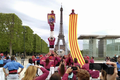 Els Castellers de Lleida actuen davant de la torre Eiffel a París