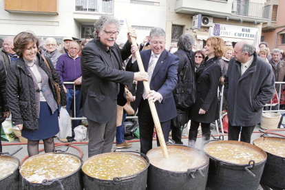 Un momento de la preparación del Ranxo. A la derecha, Joan Tardà y el alcalde de Ponts, Francisco Garcia Cañadas.
