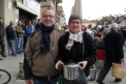 Un momento de la preparación del Ranxo. A la derecha, Joan Tardà y el alcalde de Ponts, Francisco Garcia Cañadas.