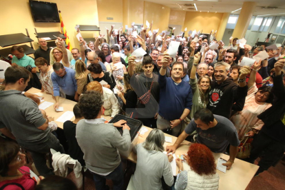 Gente votando en un punto de votación de Lleida ciudad.