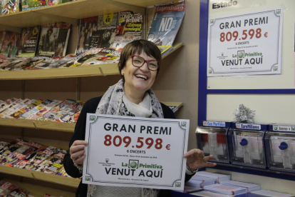 Anna Arenas, ahir, amb el cartell que acredita el premi de la Primitiva que ha venut a Benavent.