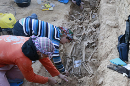 Arqueòlegs treballant a la fossa comuna del cementiri vell del Soleràs.