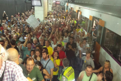 Más de 200 personas despiden a Nuet y Simó antes de viajar a Madrid para declarar
