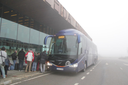 Els viatgers del vol a Palma, traslladats en busos a l’aeroport de Barcelona.