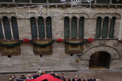 Membres de l’entitat i autoritats, ahir, amb el llaç roig desplegat a la plaça de la Paeria.