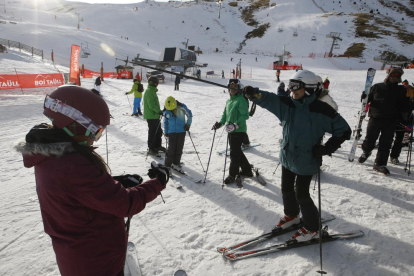 Esquiadores disfrutando del día de nieve en las pistas de esquí  de Boí Taüll durante la jornada de ayer .