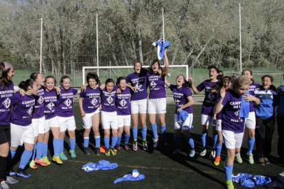 Les jugadores de l’AEM celebren el títol de campiones tot just finalitzar el partit al camp del Pardinyes.