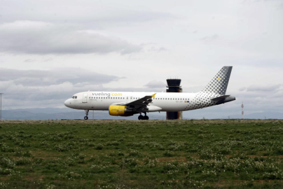 Enlairament de l’avió de Vueling ahir a la pista d’Alguaire, amb la terminal al fons.