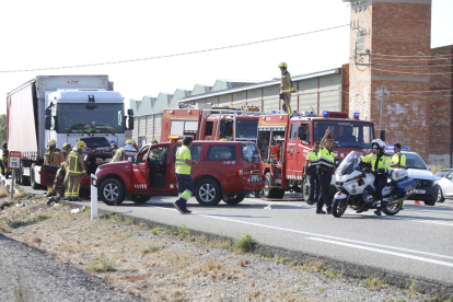 El cotxe en el qual viatjaven les víctimes va quedar convertit en ferralla després del xoc amb el camió.