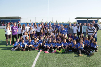 Foto de família de l'homenatge de l'AEM de Lleida als seus equips femenins.