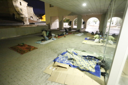 Un grupo de temporeros duerme al raso junto al local de los Castellers en la calle Nou.