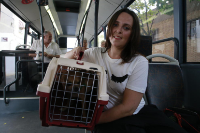 Betty, amb el seu gos Chimi, ahir en un autobús a Lleida.
