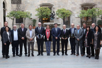 Puigdemont, amb les DO d’oli ■ El president Carles Puigdemont va rebre ahir els presidents de les denominacions d’origen oleícoles, entre els quals Enric Dalmau, de la DO Garrigues. En total, aglutinen 92 empreses i 12.000 tones d’oli.