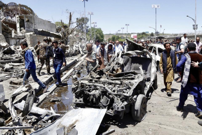 Los destrozos provocados por la explosión de un camión cargado de explosivos en la zona más fortificada de Kabul.
