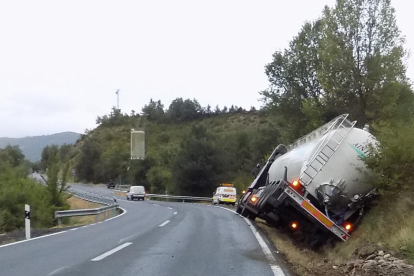 L’accident sense més conseqüències d’aquest camió va provocar un caos de 3 hores a l’N-230.