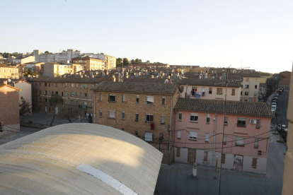 Vista de la Mariola i dels antics blocs Ramiro Ledesma, on diversos pisos estan okupats.
