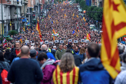 Milers de manifestants mostren a Bilbao suport al referèndum