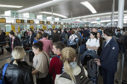 El colapo de pasajeros ayer en el aeropuerto de El Prat.