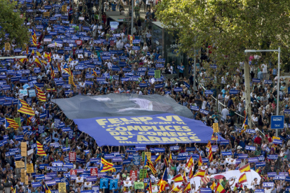 Imatge de la manifestació de dissabte a Barcelona, amb una gran pancarta contra el rei.