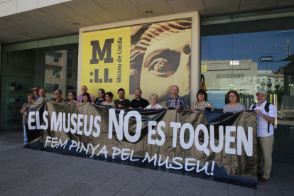 Representants de la plataforma d’entitats culturals de Lleida, ahir davant del Museu de Lleida.
