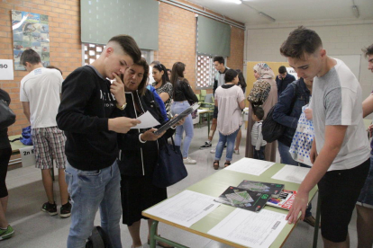 Las familias consultan en un listado preparado por el Ampa si los libros sirven para el próximo curso.