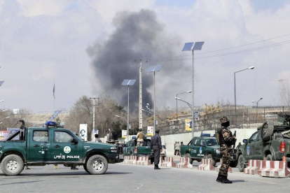 Membres de les Forces de Seguretat de l’Afganistan vigilen als voltants de l’hospital atacat.
