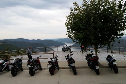 Algunes de les motos a Tiurana, ahir al matí.