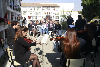 Marc Duran i Aaron Law, alumnes del Conservatori de Lleida, van interpretar diverses peces amb guitarra i violí al cementiri de Lleida.