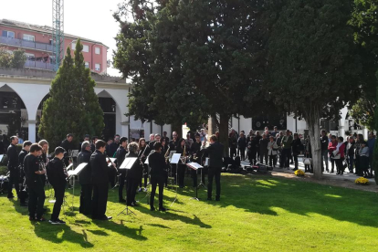 Marc Duran i Aaron Law, alumnes del Conservatori de Lleida, van interpretar diverses peces amb guitarra i violí al cementiri de Lleida.