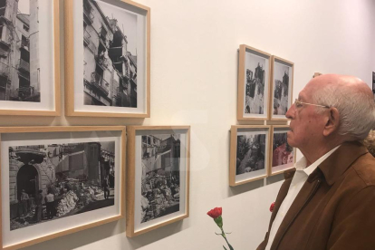 Francesc Bataller, supervivent del bombardeig al Liceu Escolar, aquesta tarda a l'exposició de Centelles al Museu Morera.