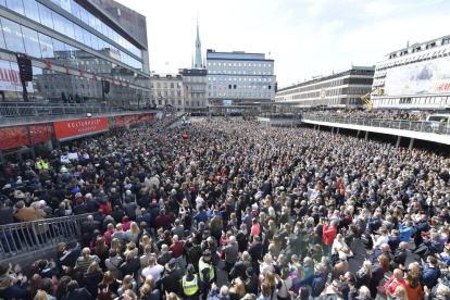 Miles de suecos se concentraron ayer en el lugar del atentado.