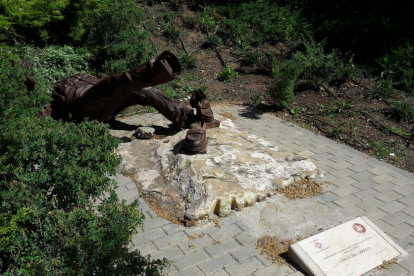 L'estàtua de Manolo Calpe caiguda.