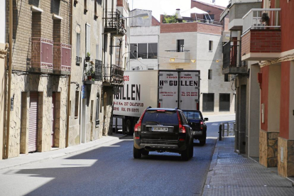 Un camió maniobrant en un carrer de Seròs.