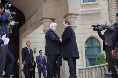 Hollande saluda el president iraquià, Fouad Massoum, ahir a Bagdad.