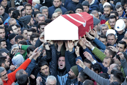 Familiars d’una de les víctimes de l’atemptat porten el fèretre durant el seu funeral, ahir a Istanbul.