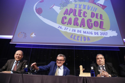 Gregori Canalias, el alcalde Àngel Ros y el presidente de la Fecoll, Xavier Pérez, ayer, durante el acto.