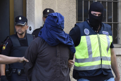 La Policía traslada a un detenido en la localidad de Inca (Mallorca).