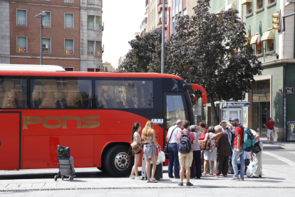 Viajeros que ayer se vieron obligados a usar el servicio alternativo que se ofreció con autobuses.