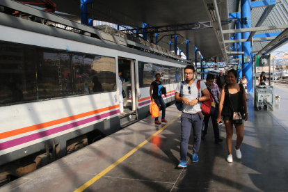 Viajeros del tren que quedó parado en Les Borges Blanques, a su llegada a Lleida.