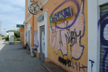 Las pintadas cubren las paredes de la estación de trenes de Mollerussa. 