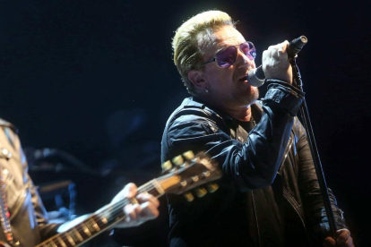 El líder d’U2, Bono, durant el concert que el grup va oferir al Palau Sant Jordi de Barcelona el 2015.
