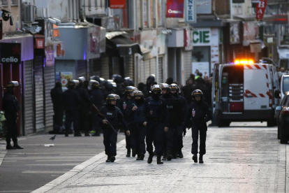 Soldados y policías en una operación antiterrorista en París.
