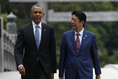 Barack Obama (i), con el primer ministro japonés, Shinzo Abe, en una imagen de archivo. 