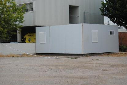 La nueva base de ambulancias del Arnau se sitúa junto al parking exterior. 