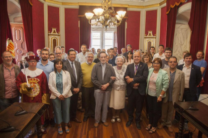 Rosa Fabregat, acompanyada pel seu marit, Josep M. Prim, i l’alcalde, ahir a l’ajuntament de Cervera.