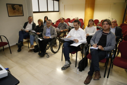 La reunión de ediles y alcaldes de los 13 pueblos que optan por las islas ayer en el consell del Segrià. 