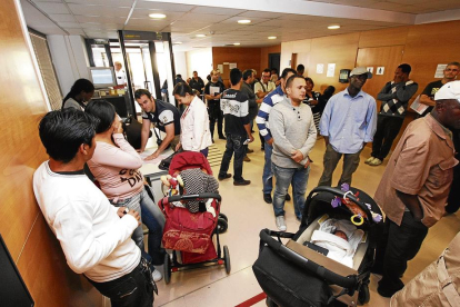Imagen de archivo de personas esperando a ser atendidas en el Registro Civil de Lleida.