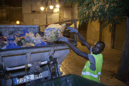 Un operari durant la recollida dels residus.