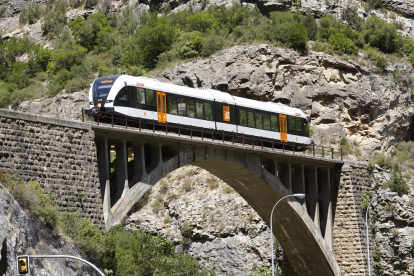 El tren de la Pobla al seu pas per un dels ponts de la línia.