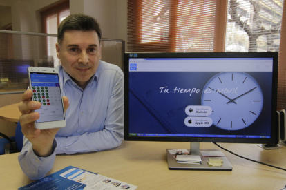 Leandre Palau mostra al seu mòbil la seua nova aplicació, ‘Tu Horario’.